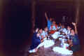 Alegres lobatos esperando la inminente cena